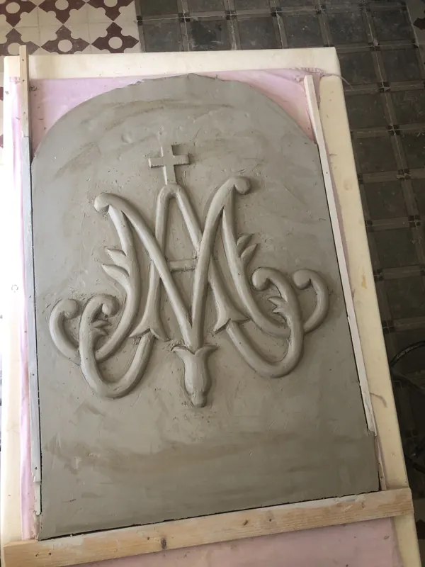 Relieve sobre la placa