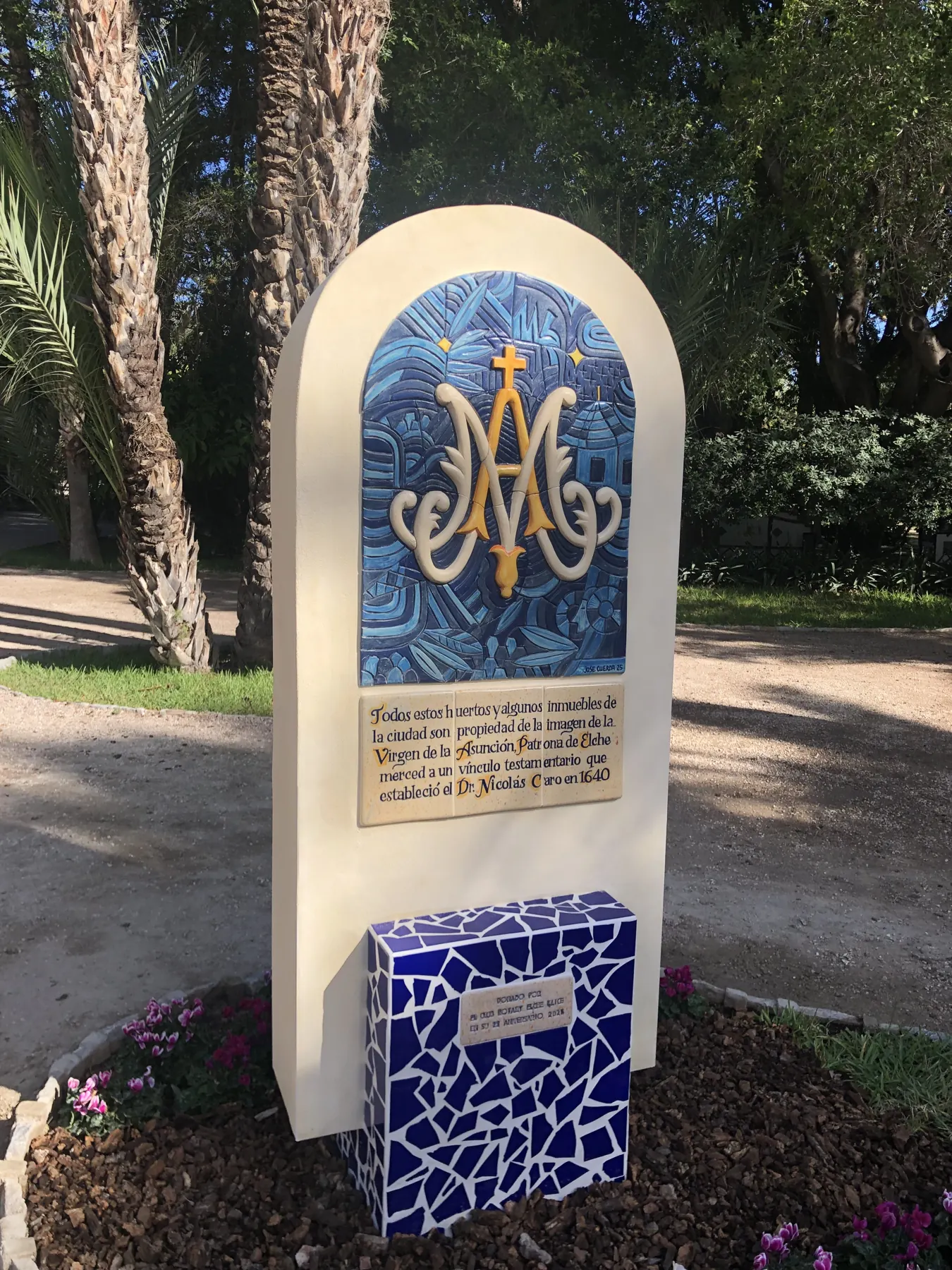 El monolito instalado en el Parque Municipal