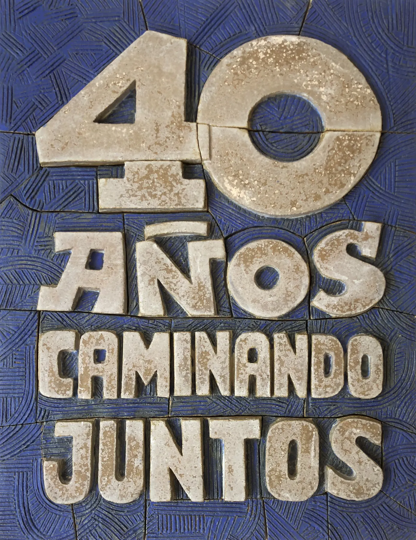 Mural 40 años caminando juntos, esmalte blanco y azul cobalto