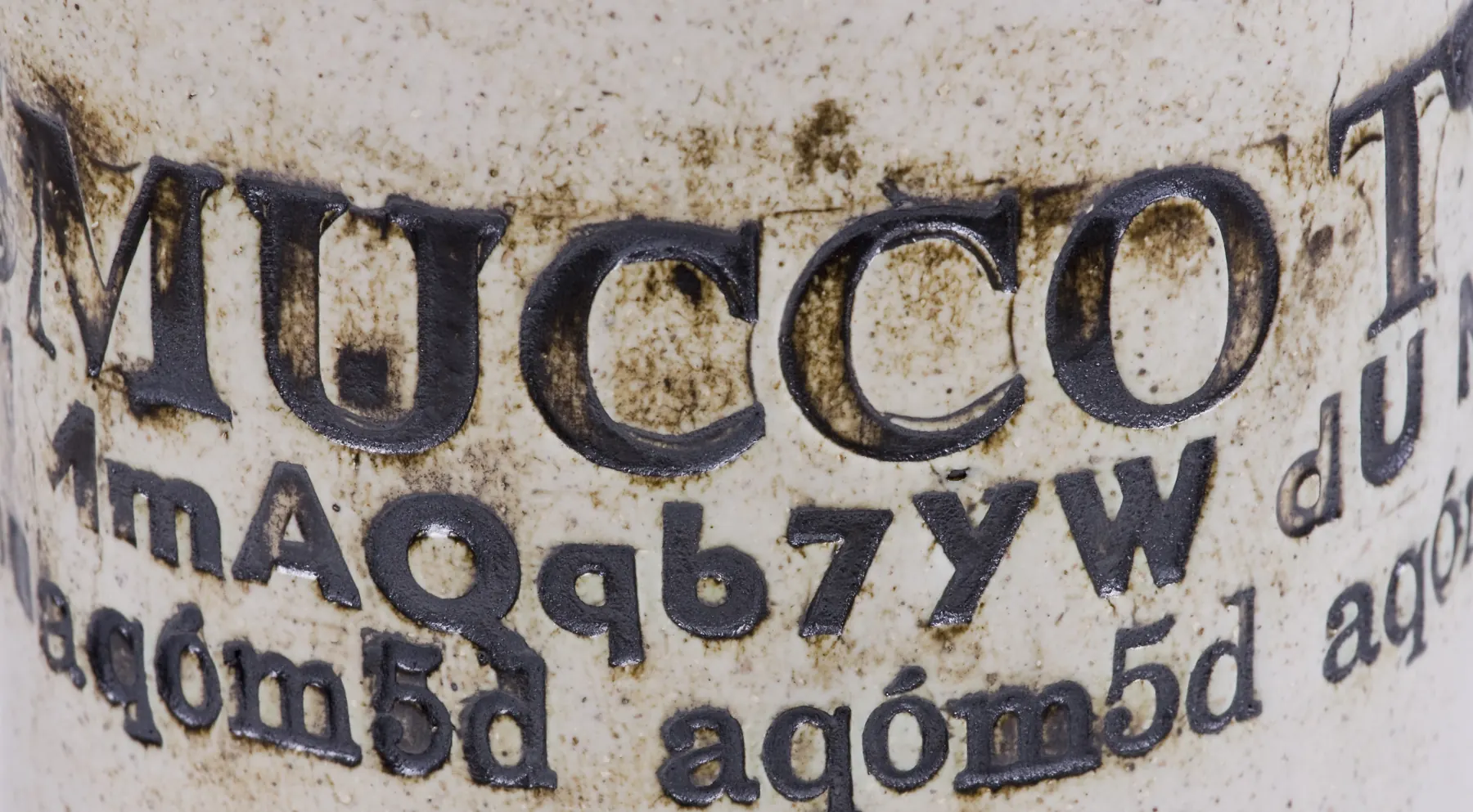Detalle de las letras en relieve