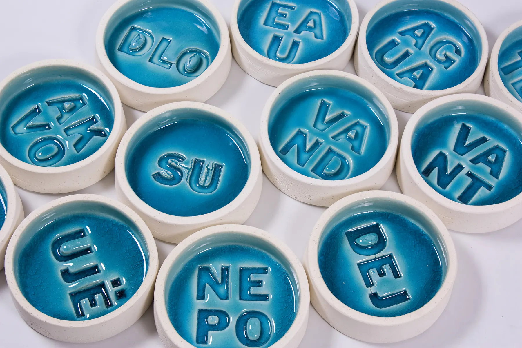 Cuencos con la palabra agua en varios idiomas